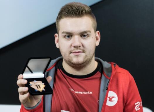 而产生偏差 而产生偏差